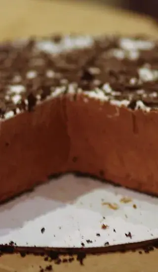 Dvojnásobně čokoládový veganský cheesecake 
