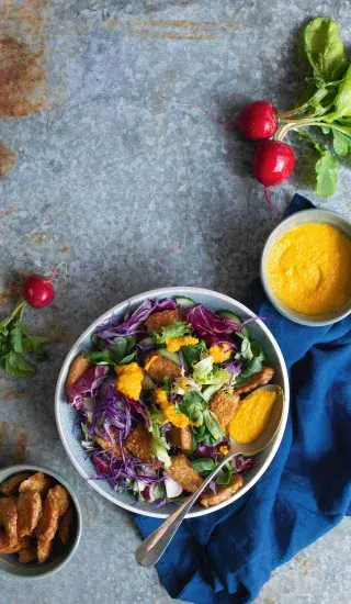 Duhový salát s tempehem a mrkvovou zálivkou s misem