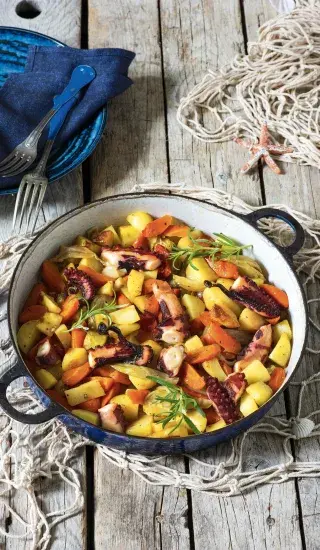 Dušená chobotnice s bramborami a zeleninou