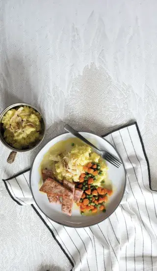 Dušená mrkev s hráškem, šťouchanými bramborami a šunkou