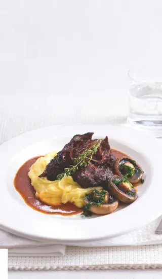 Dušená hovězí líčka na víně s bramborovou kaší