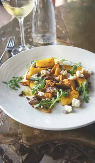 Dýňové gnocchi s lesními houbami, čerstvým kozím sýrem a rukolou