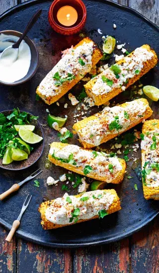 Elotes (mexická grilovaná kukuřice)