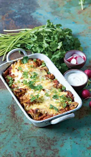 Enchiladas s černými fazolemi, kuřecím masem a máslovou dýní