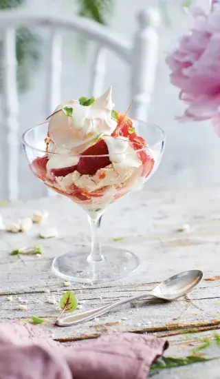 Eton Mess s jahodami a pusinkami