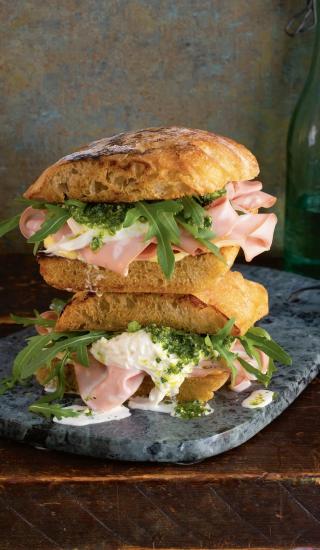 Focaccia s pestem, mortadellou a burratou