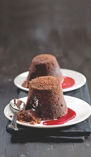 Čokoládový fondant s višňovým coulis