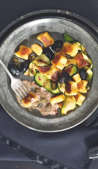 Gnocchi s tuňákem, cuketou a kapary