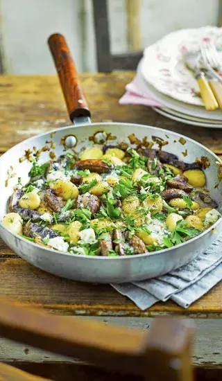 opékané gnocchi s houbami a modrým sýrem