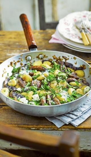 opékané gnocchi s houbami a modrým sýrem