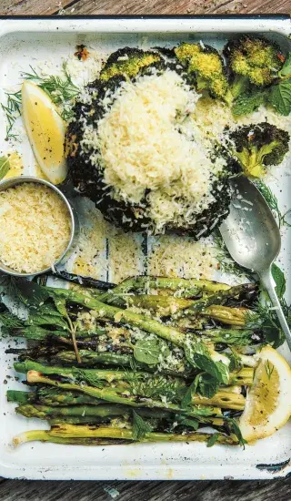 Grilovaná brokolice a chřest se sýrem