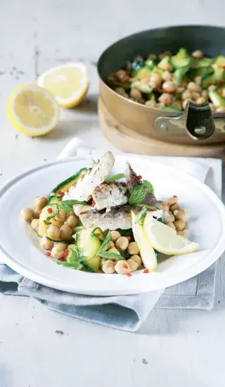 Grilovaná ryba s cizrnou a cuketou