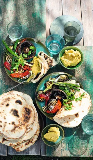 Grilovaná zelenina s kari máslem a chlebem nán