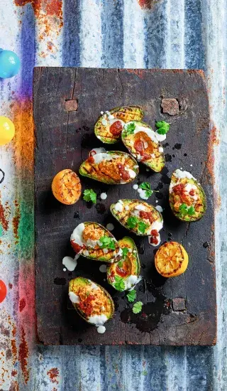 Grilované avokádo s pikantním hummusem a jogurtovou omáčkou s tahini