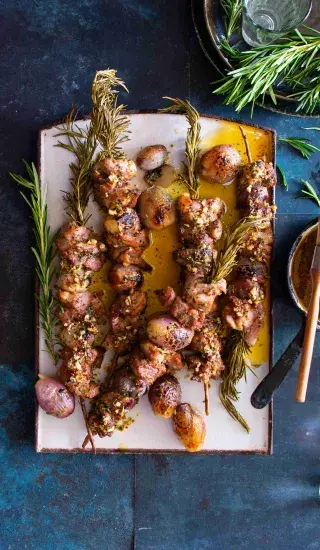 Grilované vepřové špízy na rozmarýnu s cibulkami