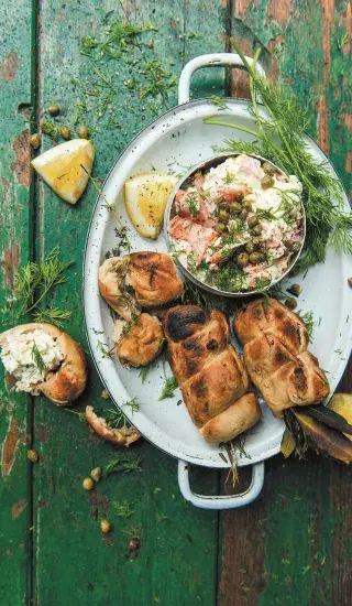 Grilovaný chleba s bylinkami a pomazánkou ze pstruha