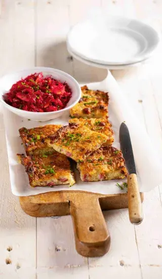 Horácká drštička se salátem z kysaného zelí a červené řepy