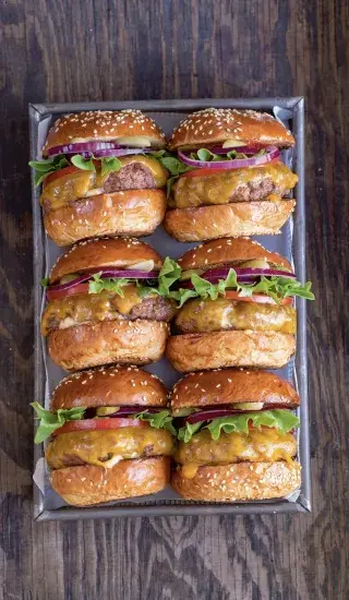 Hovězí cheeseburger