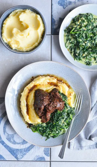 Hovězí líčka s bramborovou kaší a smetanovým špenátem