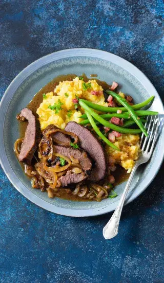 Hovězí hrudí na cibuli s fazolkami