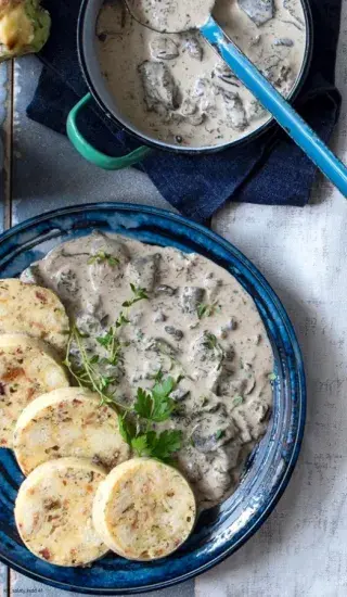 Hrníčkový knedlík ze zbylého knedlíku s houbovou omáčkou