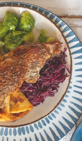 Husí stehna se zelím, kapustičkami, bramborovými plackami a škvarkovými knedlíčky