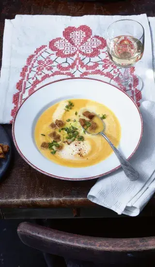 Jablečná polévka s krutony