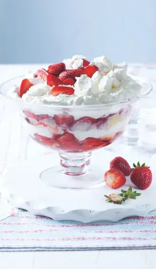 Jahodový trifle s bílou čokoládou a pusinkami