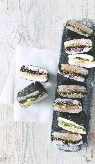 Japonský rýžový sendvič onigirazu