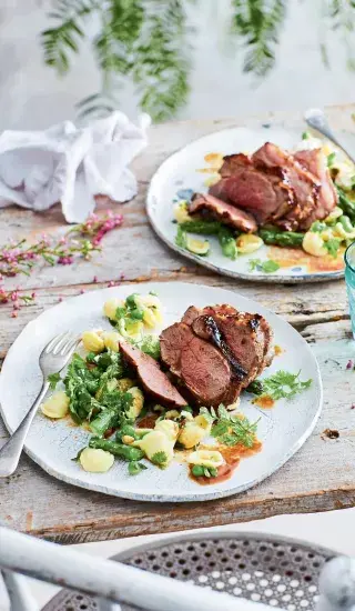 Jehněčí kýta s melasou z granátových jablek a chřestovým salátem