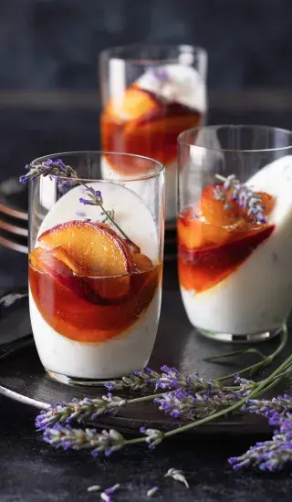 Jogurtová panna cotta s broskvemi