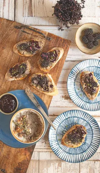 Kanapky s paštikou a ostružinami