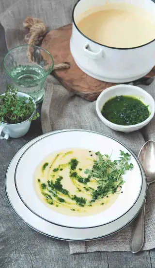 Kedlubnová polévka s řeřichou