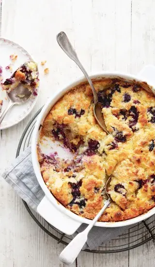 Koláč na lžičku s borůvkami a ananasem