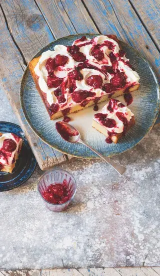 Koláč prolévaný rozvarem z lesního ovoce