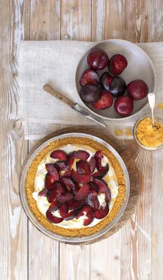 Koláč s korpusem z kukuřičných lupínků, krémem a blumami