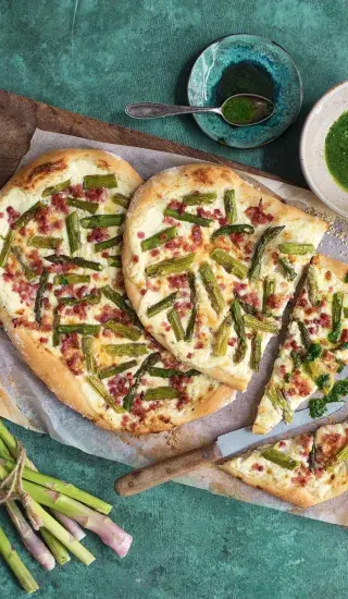Koláč ve stylu tarte flambée s chřestem