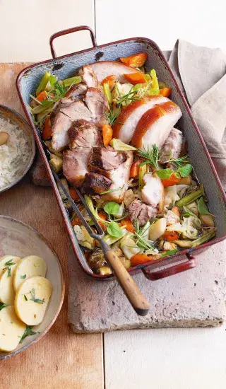 Koleno pečené v pivu se zeleninou a křenovou remuládou