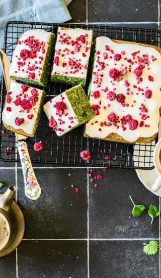 Kopřivový koláč s citronovou polevou