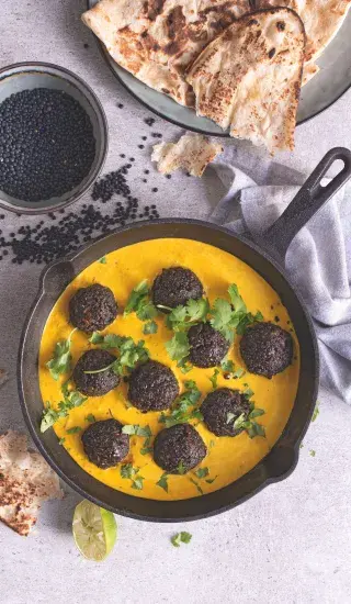 Koule z černé čočky v kari omáčce