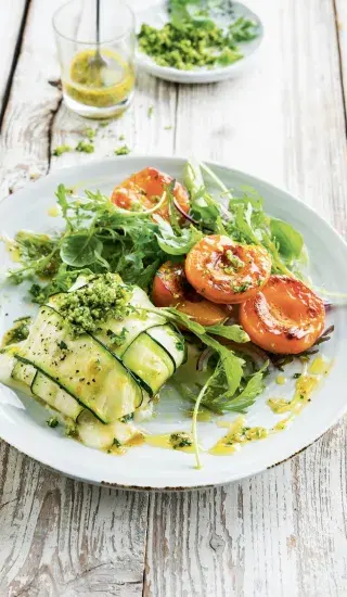 Kozí sýr v kabátku z cukety a salát s grilovanými meruňkami