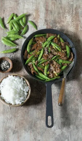 Křupavé hovězí s cukrovým hráškem