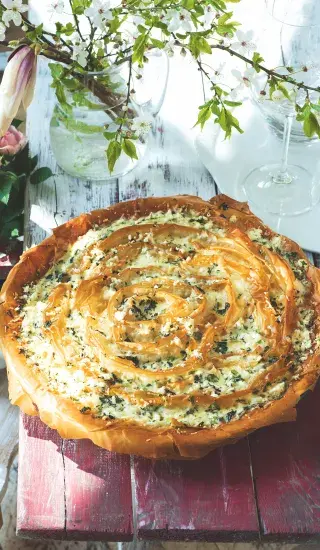 Křupavý koláč z filo těsta s fetou a bylinkami