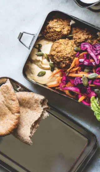 Krabička s hummusem a falafelem