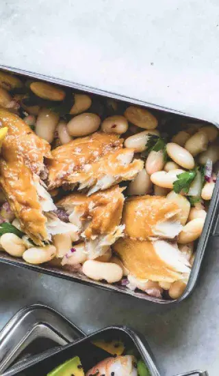 Krabička s uzenou makrelou a fazolemi