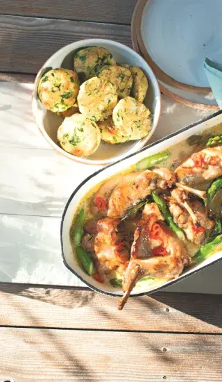 Králík na smetaně a rozmarýnu s bylinkovými knedlíky