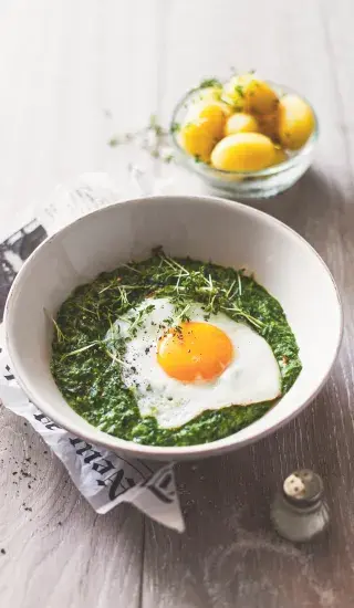 Krémový špenát se sázeným vejcem