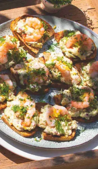 Chlebíček s krevetami a avokádem