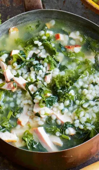 Kroupová polévka s kadeřávkem a uzeným