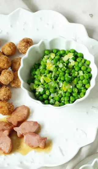 Kuličky z vinné klobásy, medová šunka a máslový hrášek